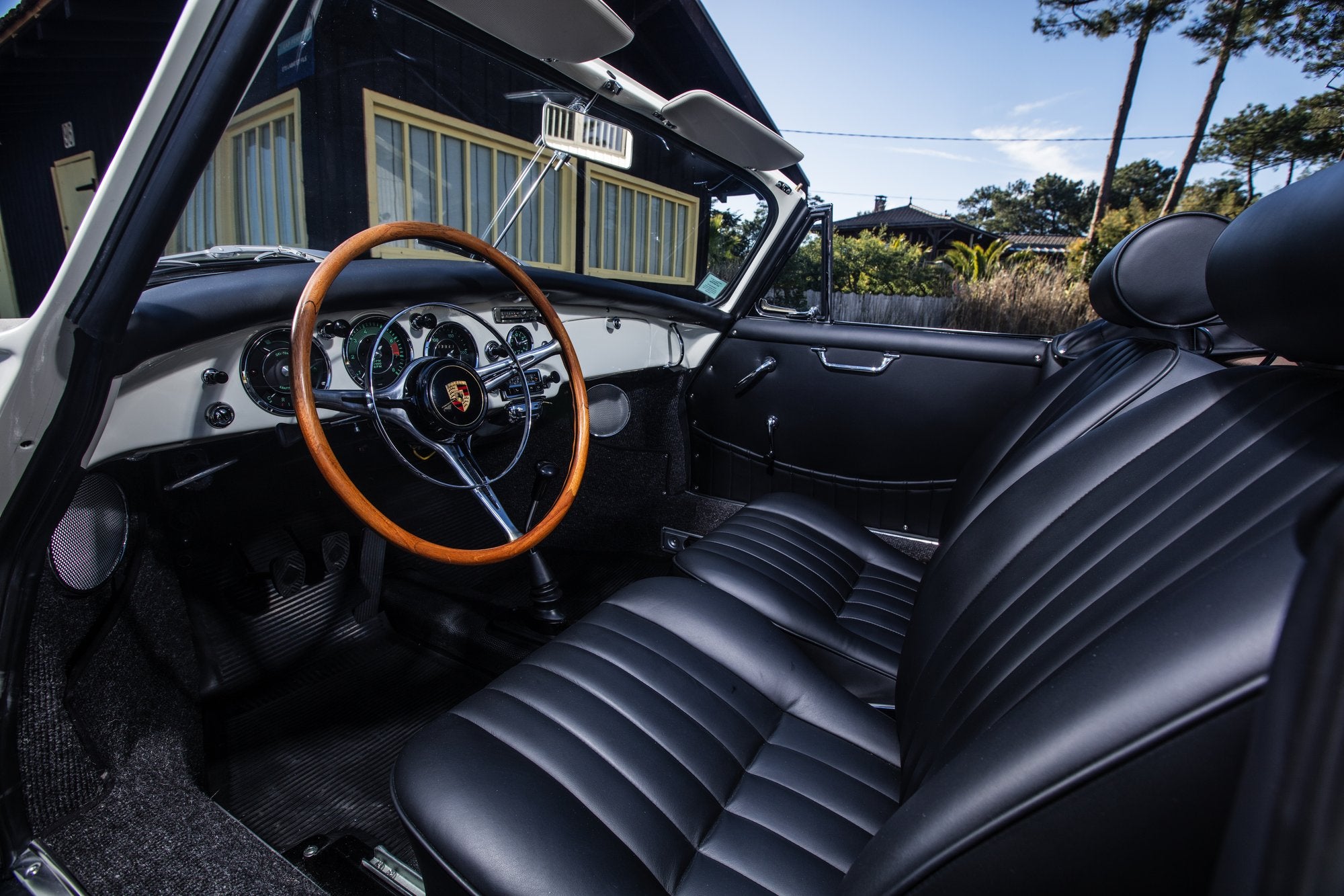 Voiture Porsche 356 Carrera 2 Cabriolet Blanche