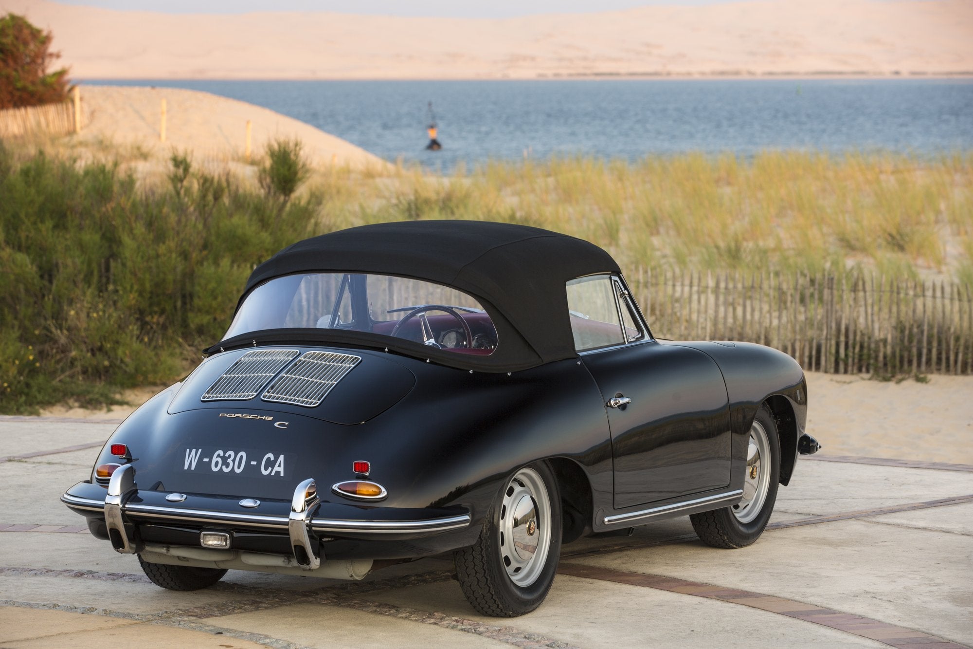 Voiture Porsche 356 C Cab Noire Cuir Rouge Plage