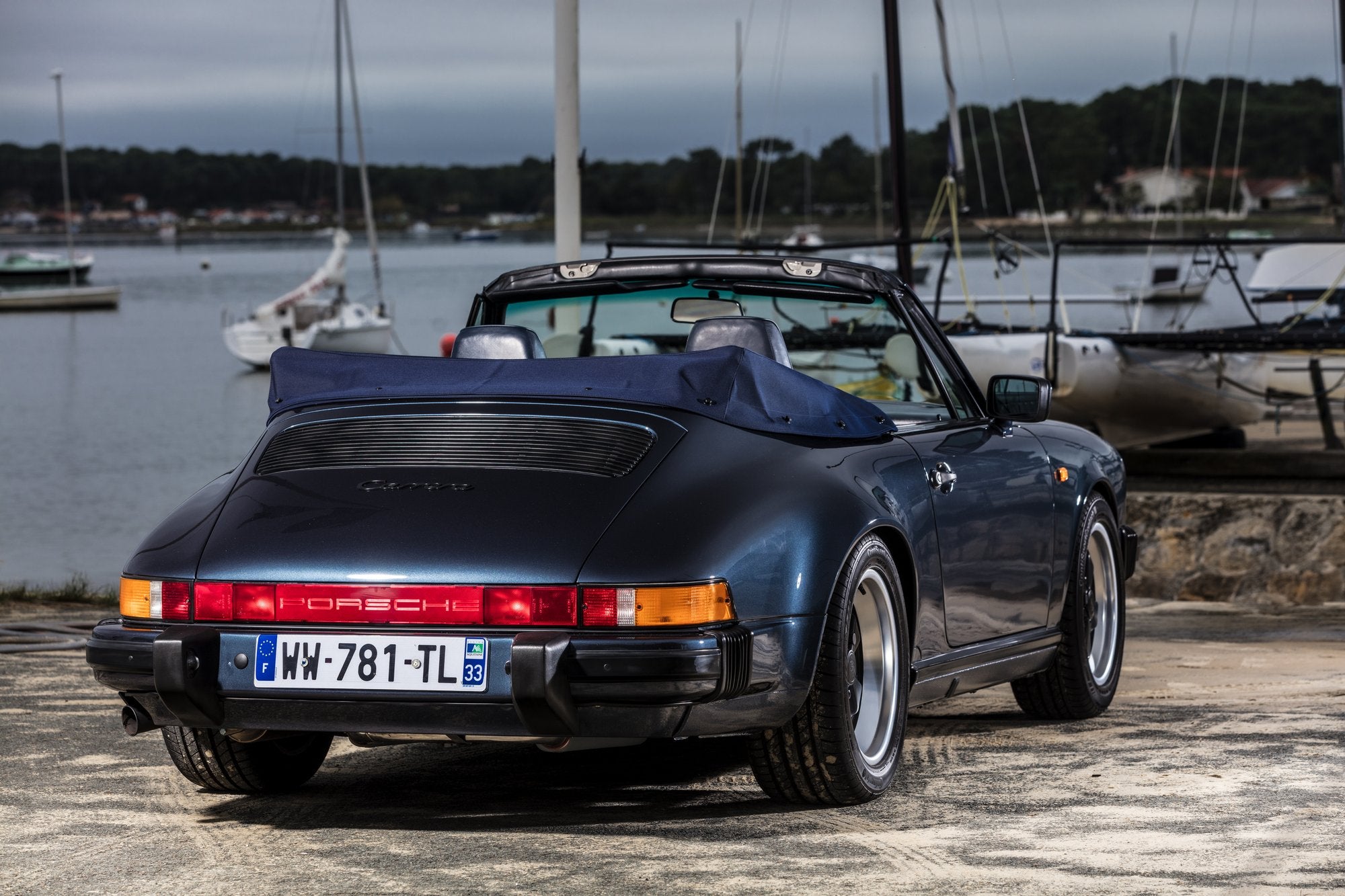 Voiture Porsche 911 3.2 Carrera Cabriolet Bleu