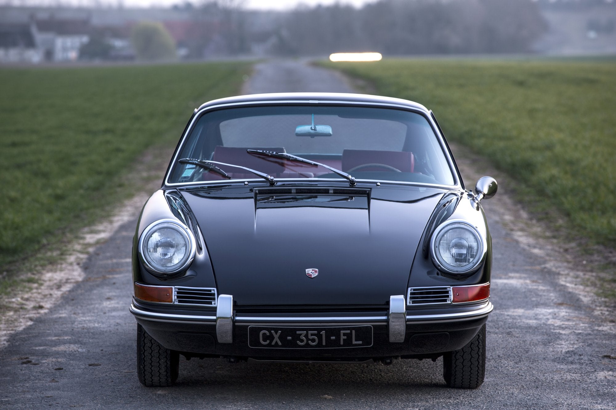 Voiture Porsche 911 2.0 Noire Cuir Rouge Série 0 1965