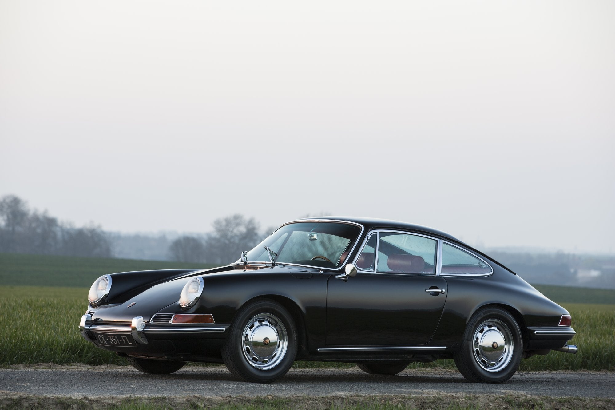 Voiture Porsche 911 2.0 Noire Cuir Rouge Série 0 1965