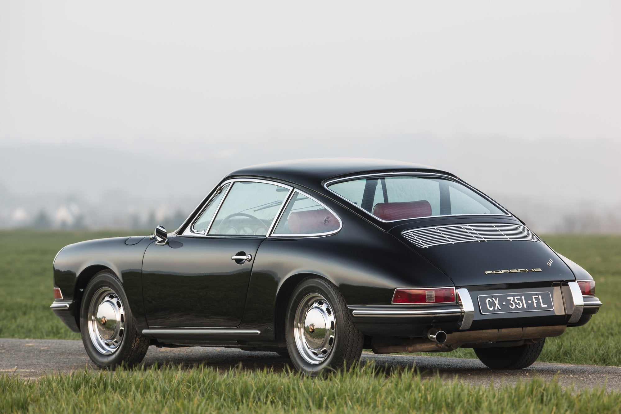 Voiture Porsche 911 2.0 Noire Cuir Rouge Série 0 1965
