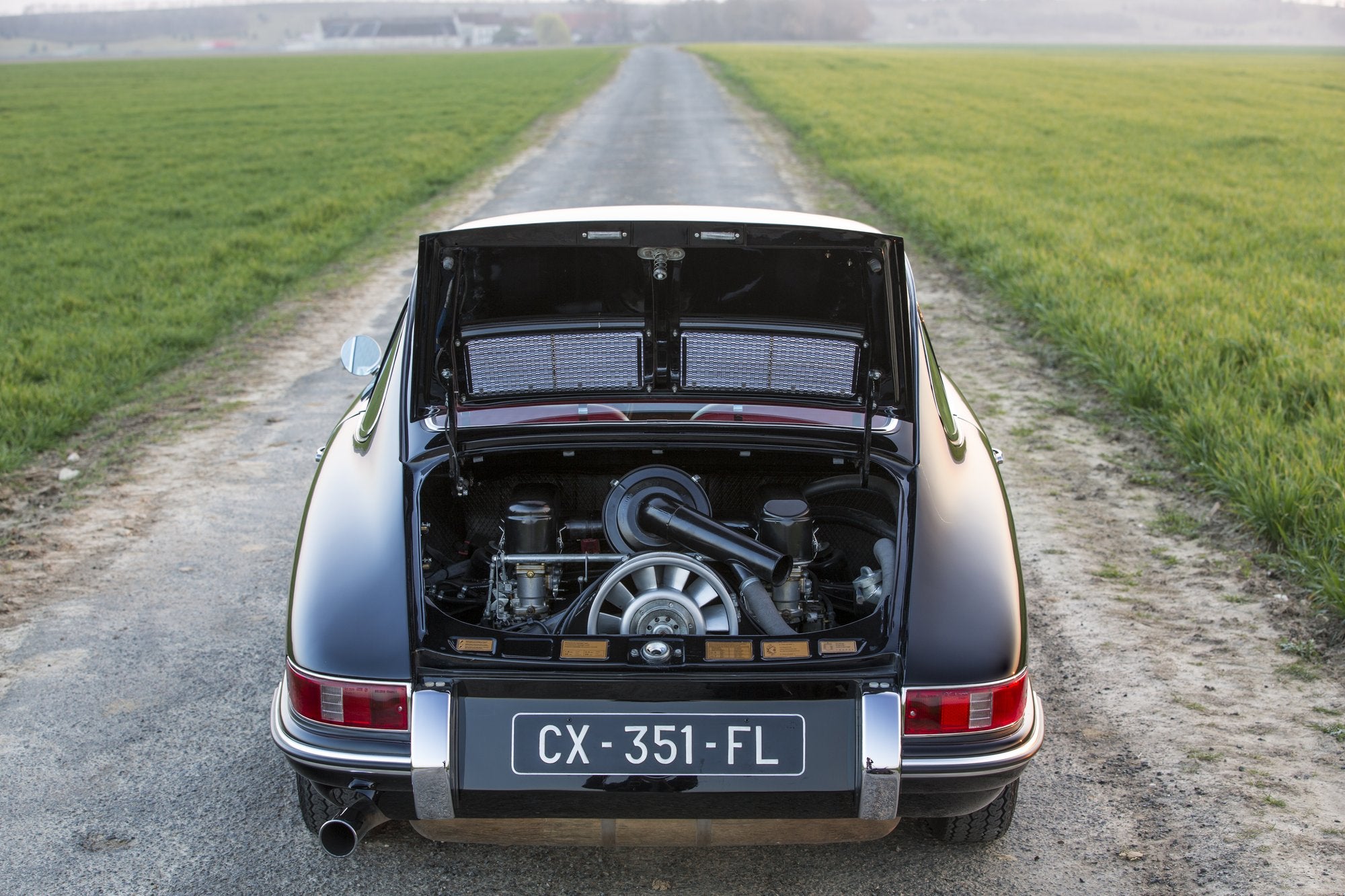Voiture Porsche 911 2.0 Noire Cuir Rouge Série 0 1965