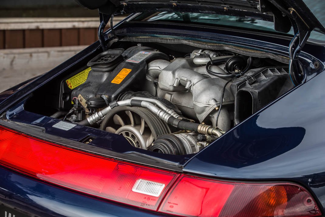 Voiture Porsche 993 Carrera 4 Coupé Bleu Noir