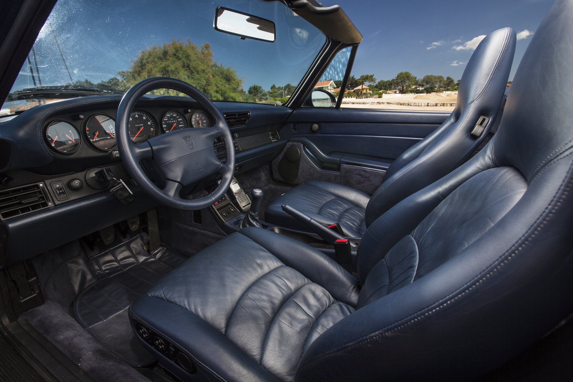 Voiture Porsche 993 Carrera 4 Cabrio Bleu - Plage