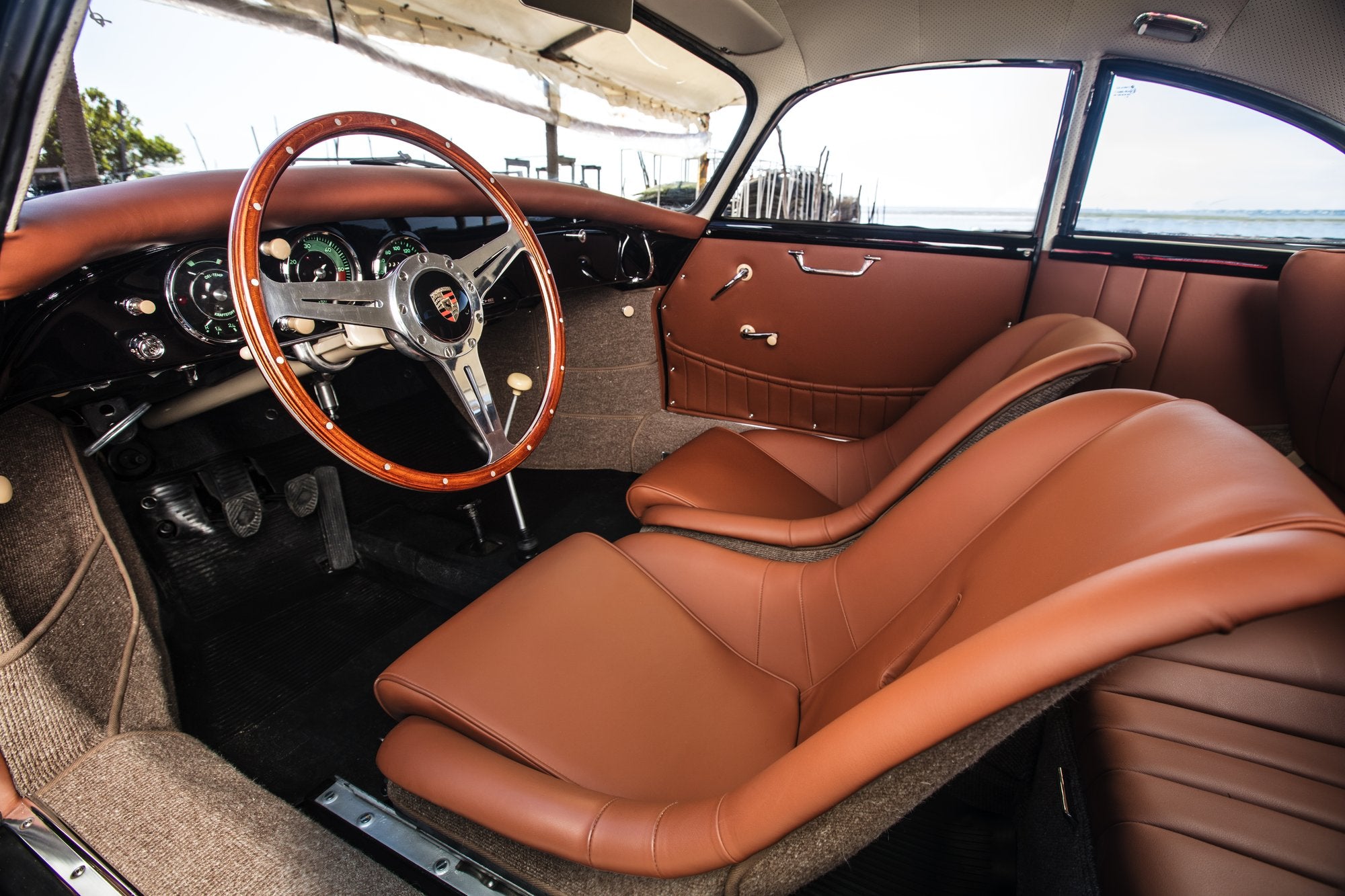 Voiture Porsche At2 Coupé GT Noir Cuir Clair Cabane