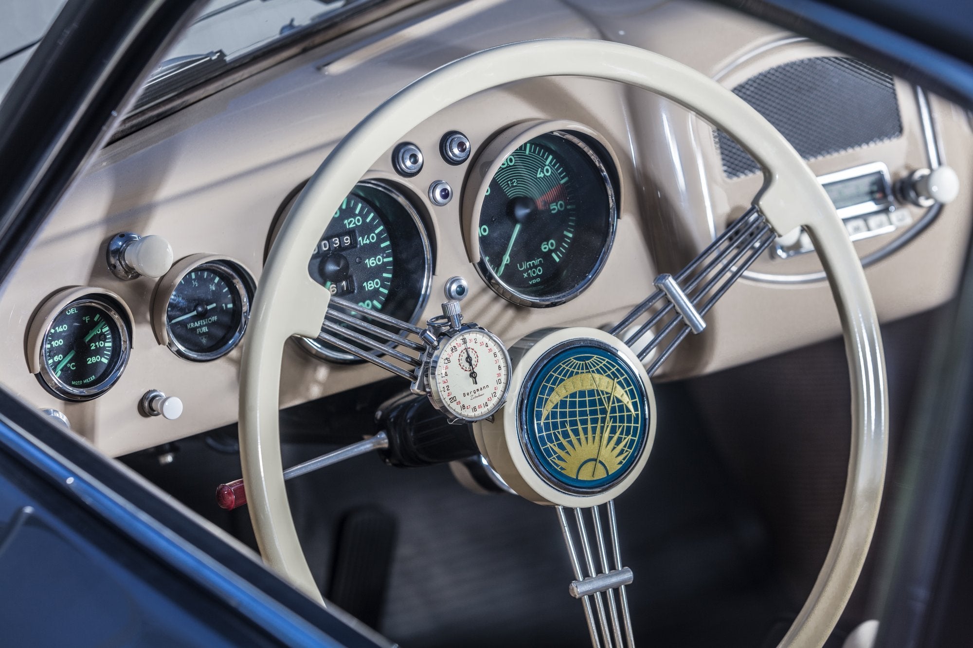 Voiture Porsche Préa Coupé Grigio Ferro Cabane