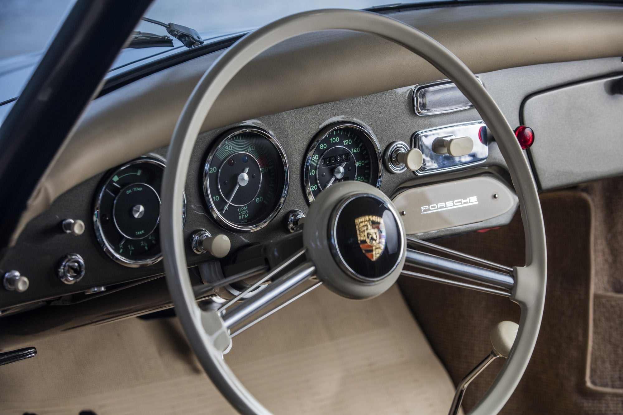 Voiture Porsche Préa GT Coupé Gris Graphite Cabane