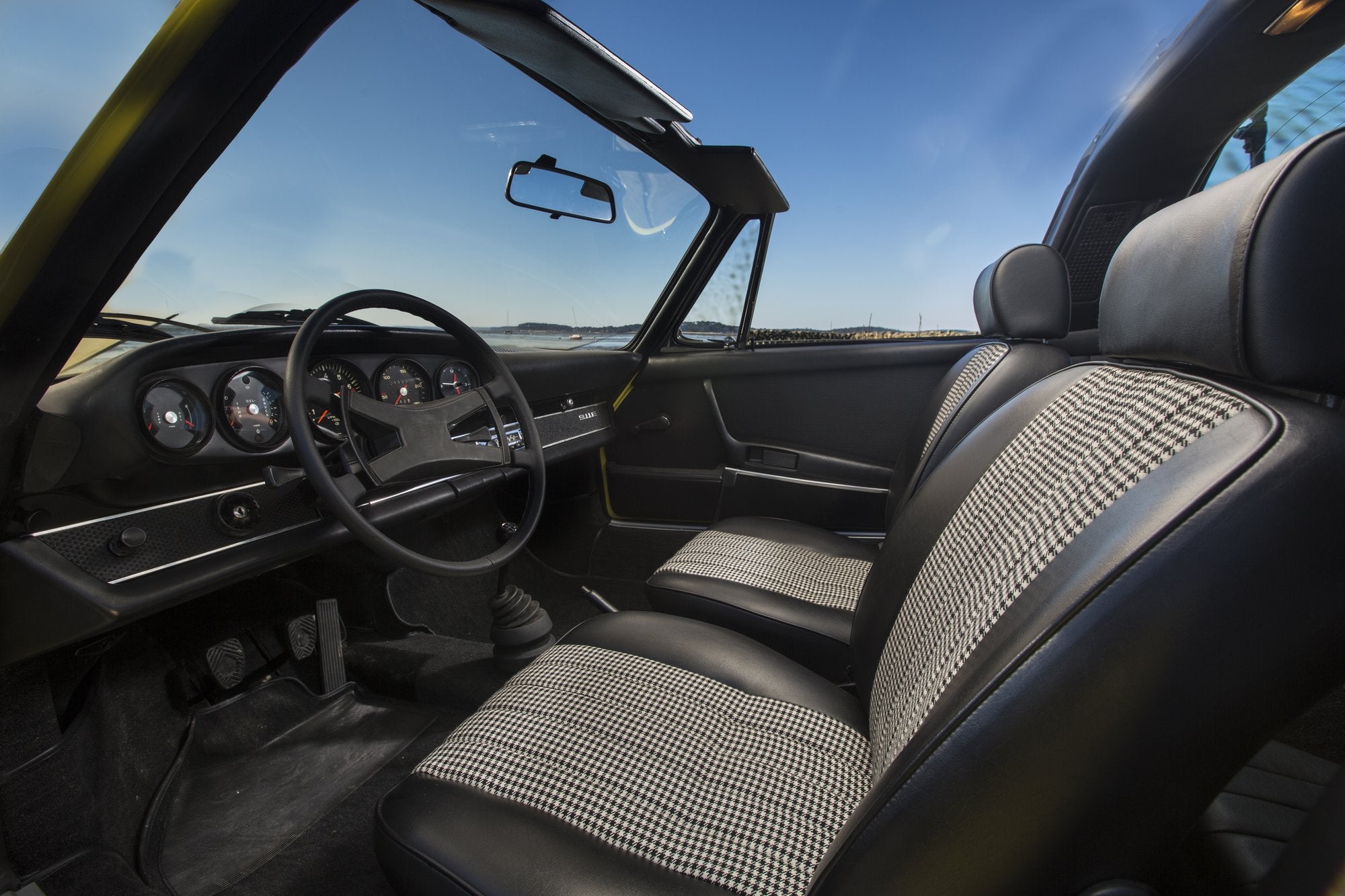 Voiture Porsche 911 2.4L E Targa Jaune